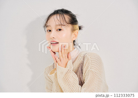 キュートな女性のイメージ キュートな女性のイメージ 112333075