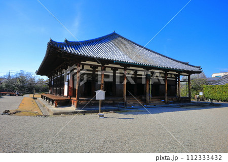 【奈良県】晴天の元興寺の極楽坊本堂 【奈良県】晴天の元興寺の極楽坊本堂 112333432
