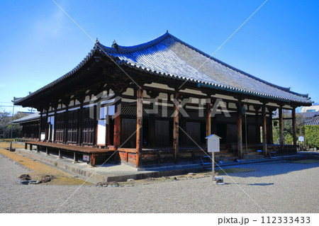 【奈良県】晴天の元興寺の極楽坊本堂 【奈良県】晴天の元興寺の極楽坊本堂 112333433
