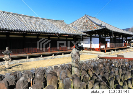 【奈良県】晴天の元興寺の極楽坊本堂と禅室 【奈良県】晴天の元興寺の極楽坊本堂と禅室 112333442