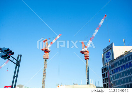 新宿のデパート跡地の建設中の巨大クレーン 112334042