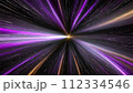 エネルギーとスピード感のある紫色の光線の背景 112334546