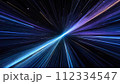 エネルギーとスピード感のある紫色の光線の背景 112334547