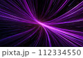 エネルギーとスピード感のある紫色の光線の背景 112334550