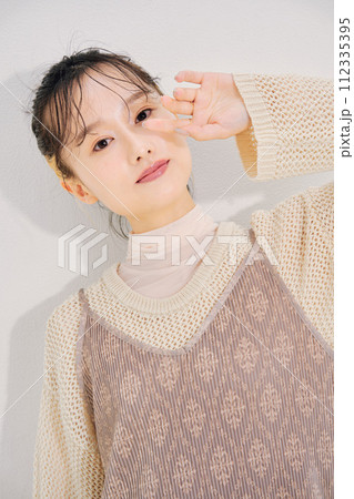 キュートな女性のイメージ キュートな女性のイメージ 112335395