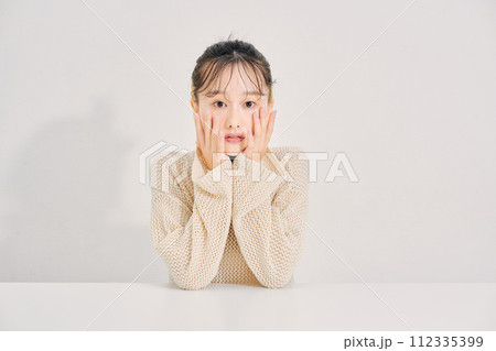 キュートな女性のイメージ キュートな女性のイメージ 112335399