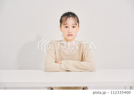 キュートな女性のイメージ 112335400