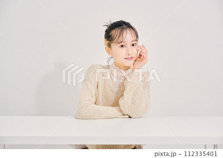 キュートな女性のイメージ 112335401