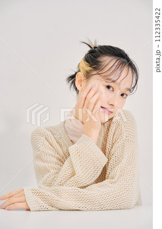 キュートな女性のイメージ 112335422