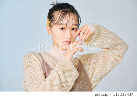 キュートな女性のイメージ キュートな女性のイメージ 112335434
