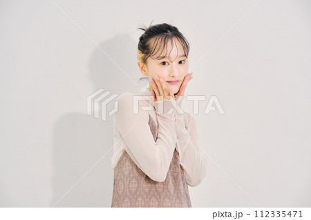 キュートな女性のイメージ キュートな女性のイメージ 112335471