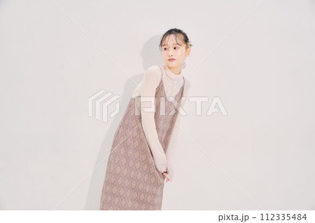 キュートな女性のイメージ 112335484