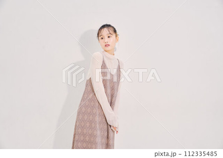 キュートな女性のイメージ キュートな女性のイメージ 112335485
