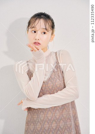 キュートな女性のイメージ 112335490