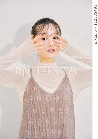 キュートな女性のイメージ 112335491