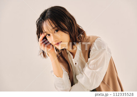 クラシカルな女性のイメージ クラシカルな女性のイメージ 112335528