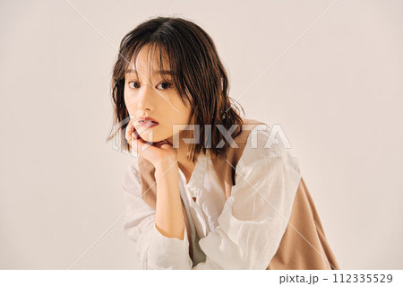 クラシカルな女性のイメージ クラシカルな女性のイメージ 112335529