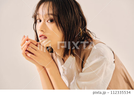 クラシカルな女性のイメージ 112335534