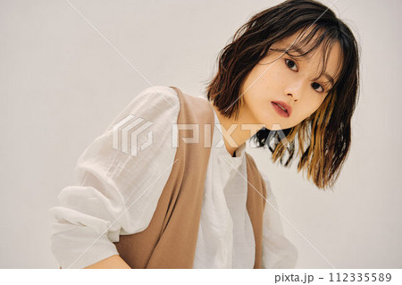 クラシカルな女性のイメージ クラシカルな女性のイメージ 112335589