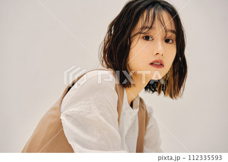 クラシカルな女性のイメージ 112335593