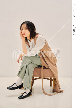 クラシカルな女性のイメージ 112335657