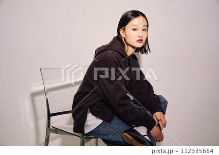 クールビューティな女性のイメージ クールビューティな女性のイメージ 112335684
