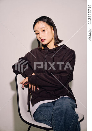 クールビューティな女性のイメージ クールビューティな女性のイメージ 112335716