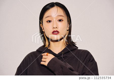 クールビューティな女性のイメージ 112335734