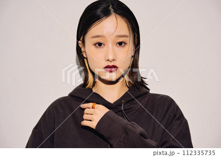 クールビューティな女性のイメージ 112335735