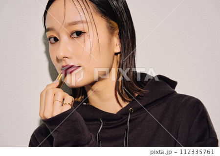 クールビューティな女性のイメージ 112335761