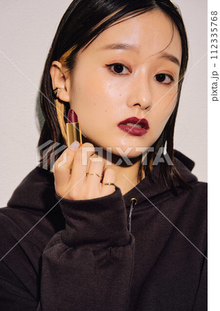 クールビューティな女性のイメージ 112335768