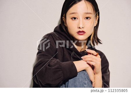 クールビューティな女性のイメージ クールビューティな女性のイメージ 112335805