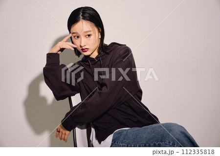 クールビューティな女性のイメージ 112335818