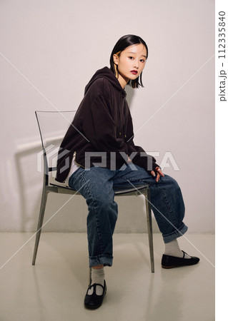 クールビューティな女性のイメージ 112335840