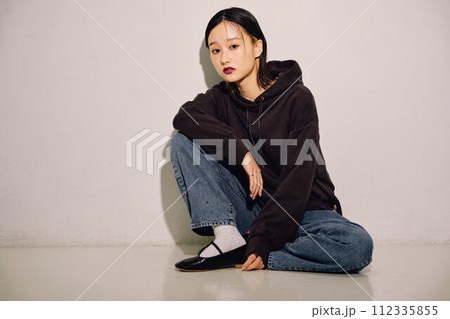 クールビューティな女性のイメージ クールビューティな女性のイメージ 112335855