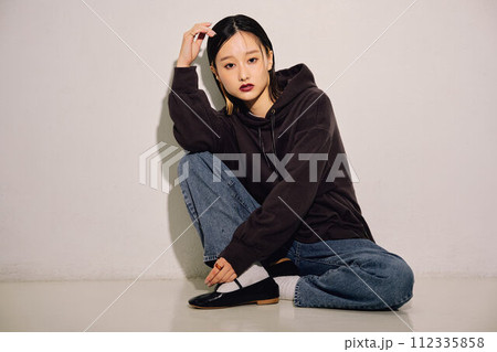 クールビューティな女性のイメージ 112335858