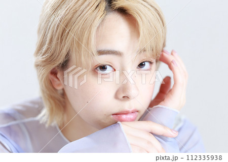 若い女性のナチュラルビューティ 112335938