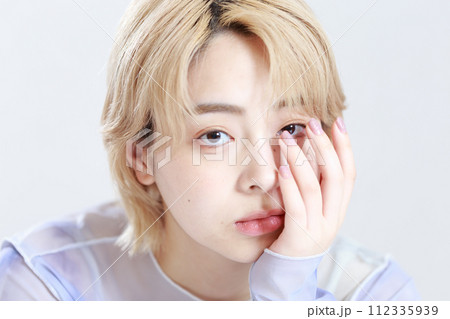 若い女性のナチュラルビューティ 112335939