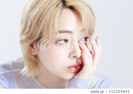 若い女性のナチュラルビューティ 112335941