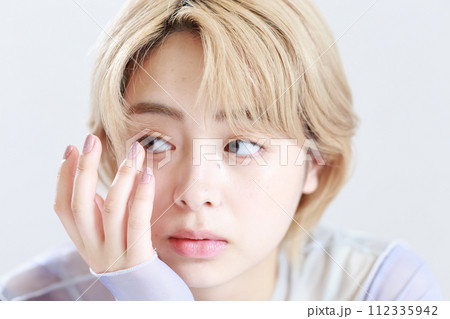 若い女性のナチュラルビューティ 若い女性のナチュラルビューティ 112335942