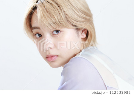 若い女性のナチュラルビューティ 若い女性のナチュラルビューティ 112335983