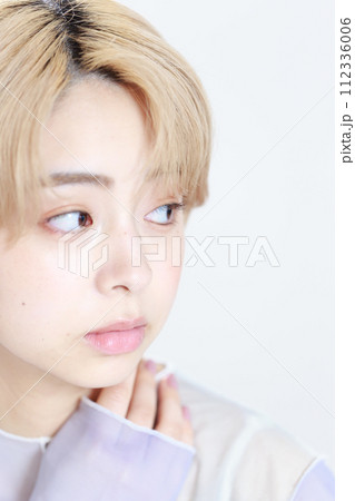 若い女性のナチュラルビューティ 若い女性のナチュラルビューティ 112336006
