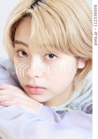 若い女性のナチュラルビューティ 若い女性のナチュラルビューティ 112336008