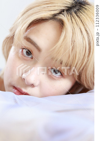 若い女性のナチュラルビューティ 若い女性のナチュラルビューティ 112336009