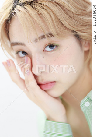 ニュアンスメイクをした若い女性 112336064