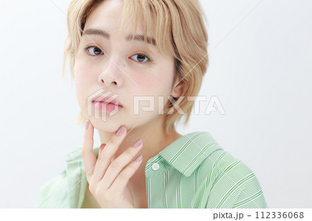 ニュアンスメイクをした若い女性 112336068