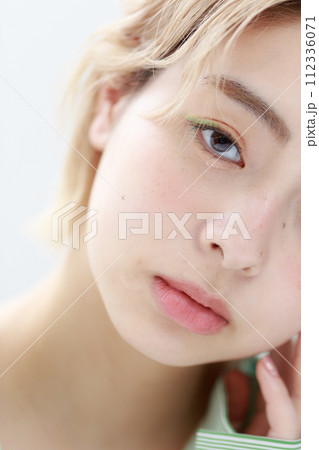 ニュアンスメイクをした若い女性 ニュアンスメイクをした若い女性 112336071