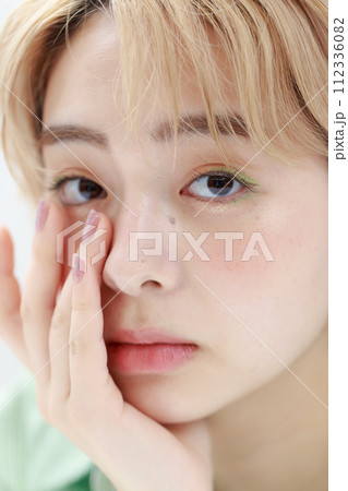 ニュアンスメイクをした若い女性 ニュアンスメイクをした若い女性 112336082
