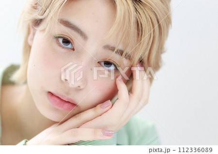 ニュアンスメイクをした若い女性 112336089
