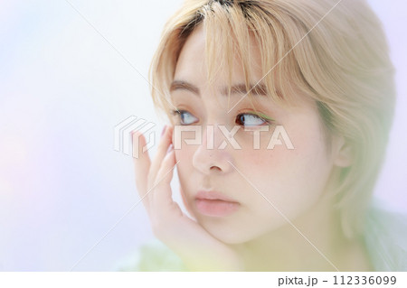 ニュアンスメイクをした若い女性 ニュアンスメイクをした若い女性 112336099